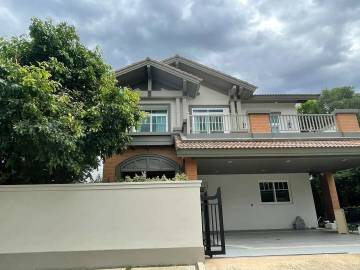 Luxury Detached House For Sale in Bang Na