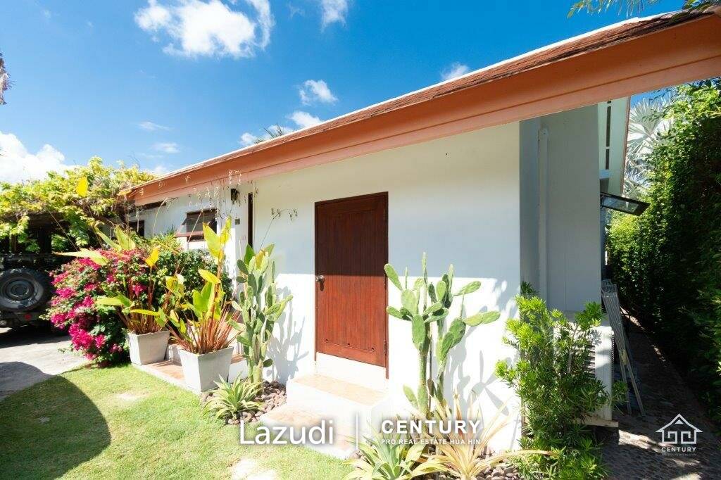 VILLA VISTA : Outstanding 3 bed villa adjacent to large gardens and communal pool