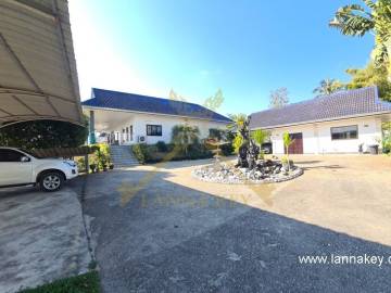 Spacious 3 Bedroom Pool House with large Garden for sale