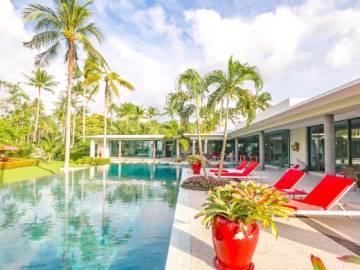 Unique 5-Bed Beachside Villa with Big Garden in Lipa Noi