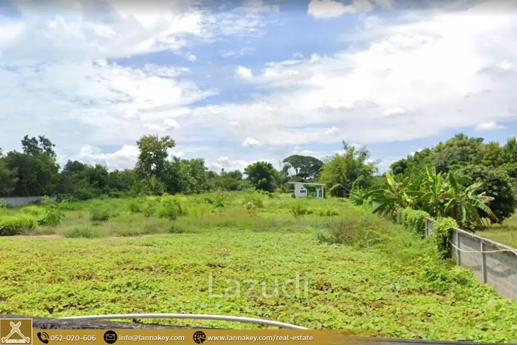 Sell ​​vacant land on the road Filled with a fence in the past.