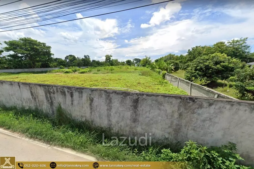 Sell ​​vacant land on the road Filled with a fence in the past.