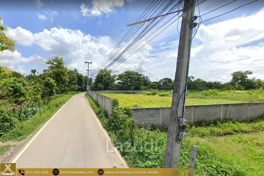 Sell ​​vacant land on the road Filled with a fence in the past.