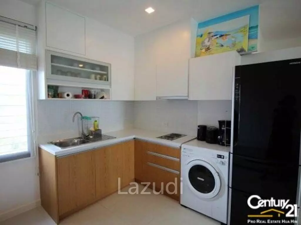 Beautiful 2 Bed with Pool View