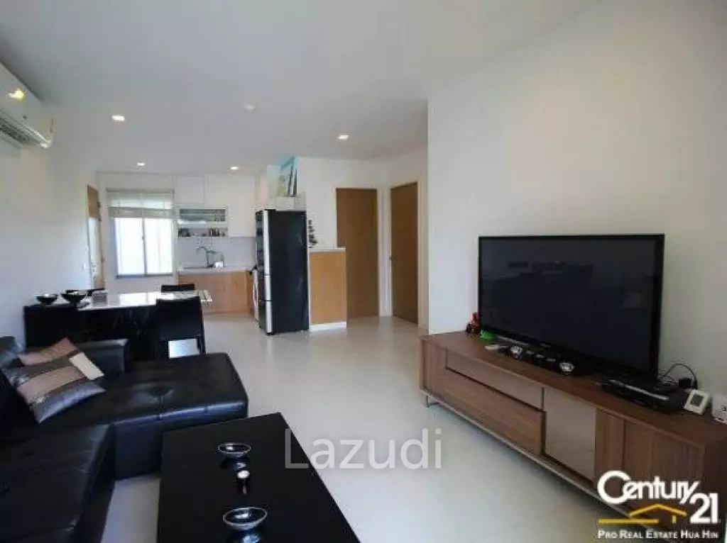 Beautiful 2 Bed with Pool View