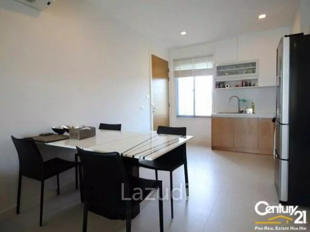Beautiful 2 Bed with Pool View