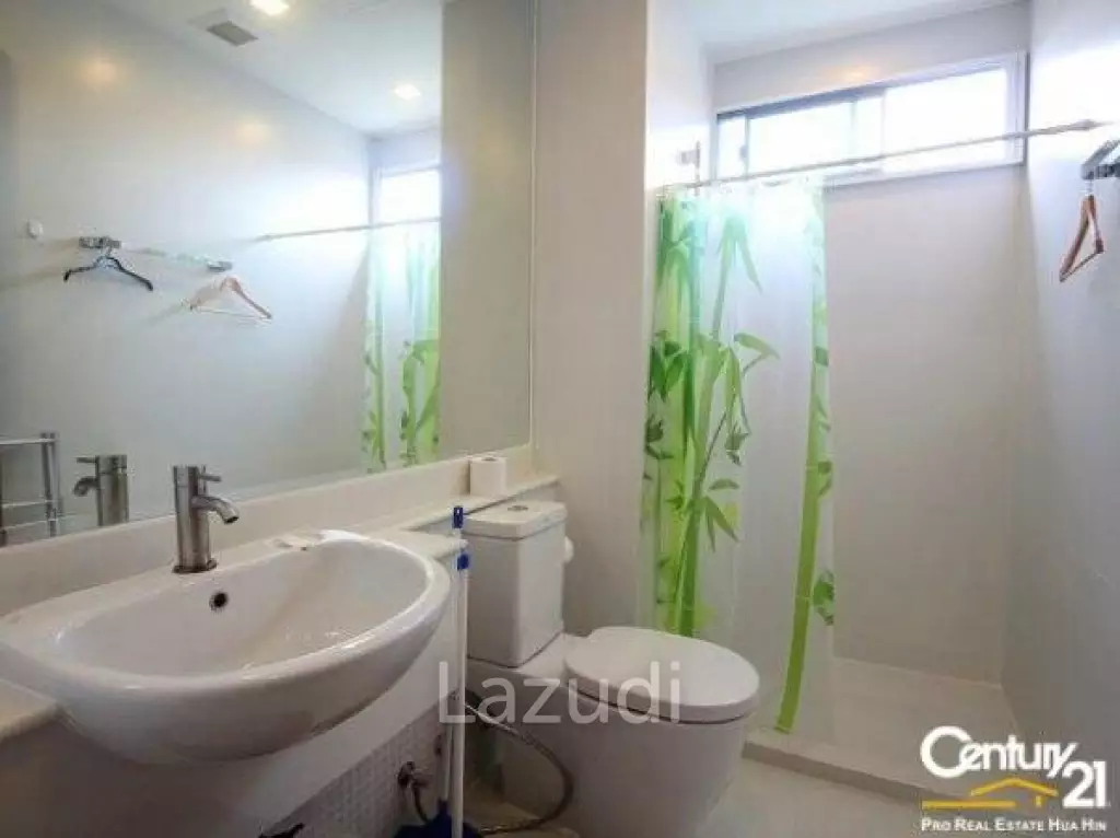 Beautiful 2 Bed with Pool View