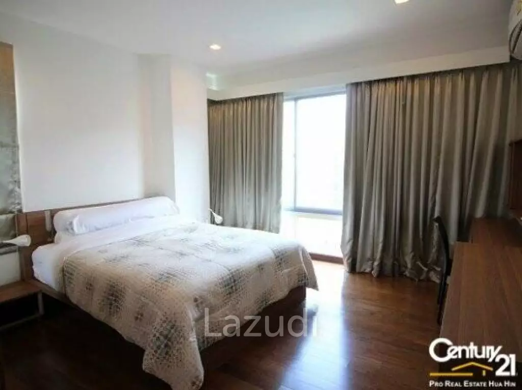 Beautiful 2 Bed with Pool View