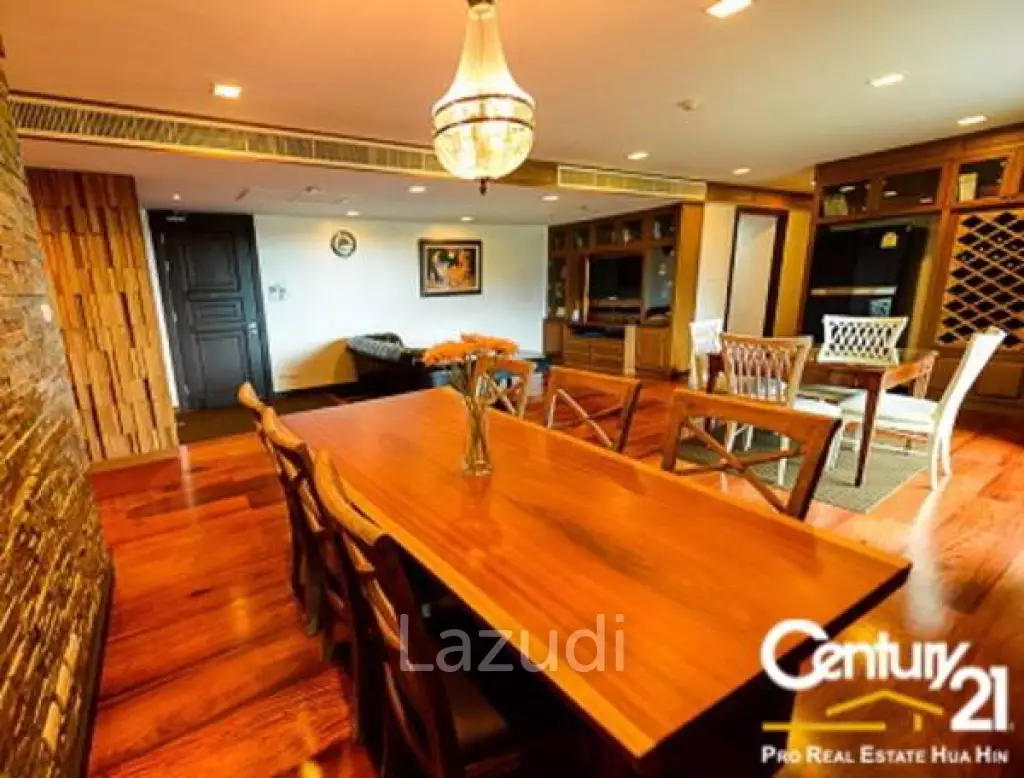 4 BED LUXURY BEACHFRONT CONDO IN TOWN