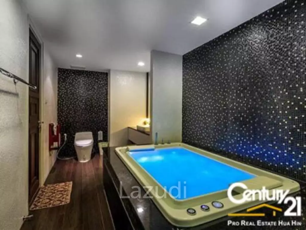 4 BED LUXURY BEACHFRONT CONDO IN TOWN