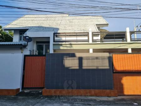 Renovated 4 Bedroom House Only 300m To The Beach
