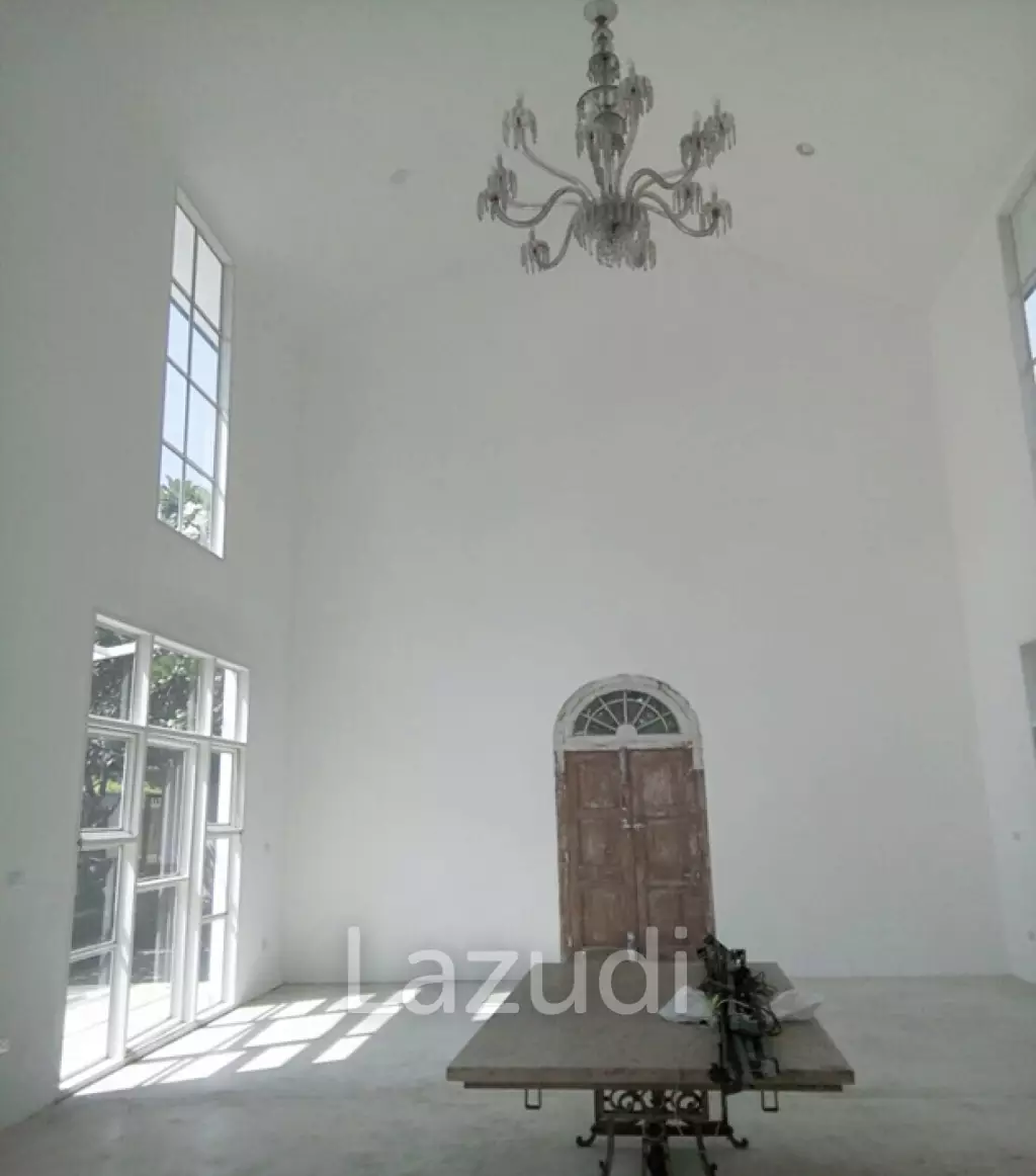 Villa with Swimming pool For Sale Next to the Ping River.