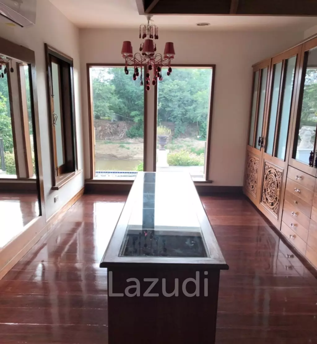 Villa with Swimming pool For Sale Next to the Ping River.