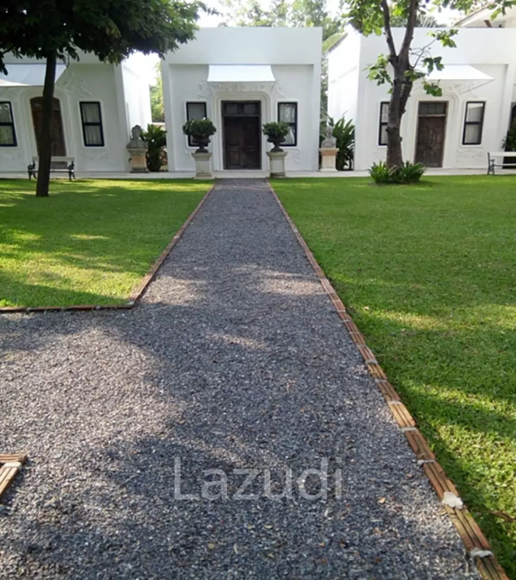Villa with Swimming pool For Sale Next to the Ping River.