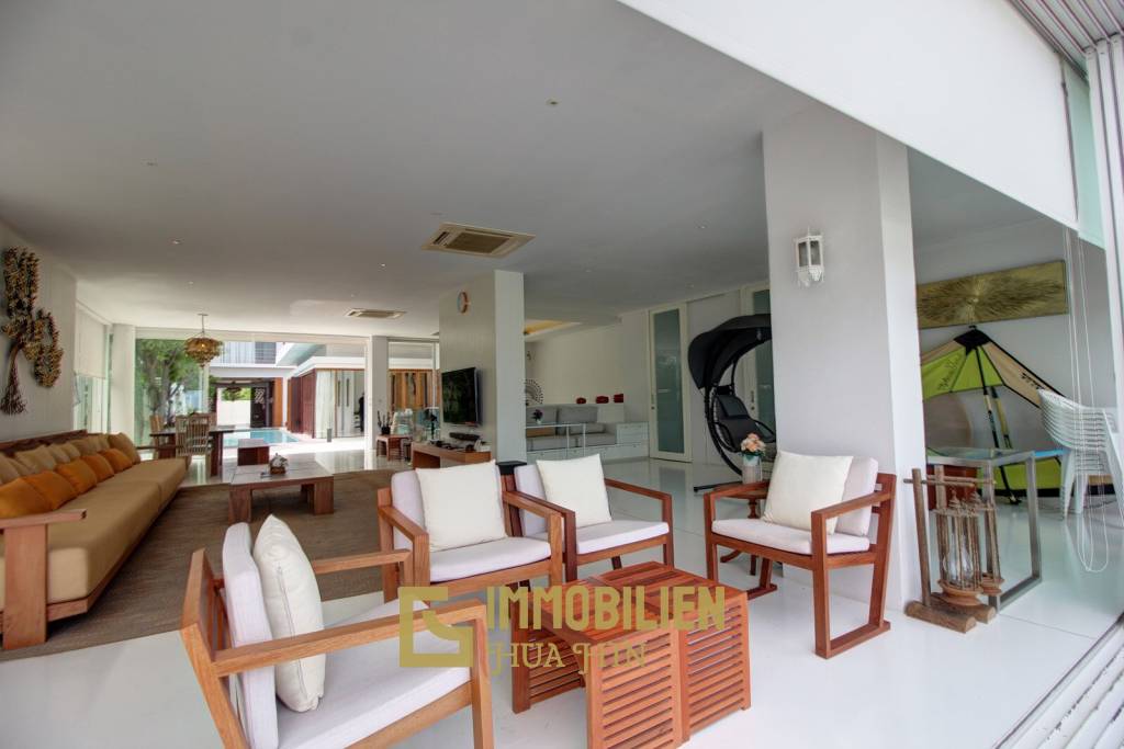 Absolute Beachfront – Modern Design 6 Bedroom Villa