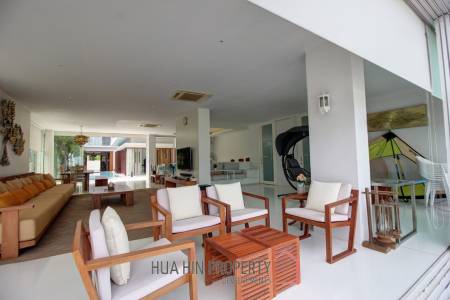 Absolute Beachfront – Modern Design 6 Bedroom Villa