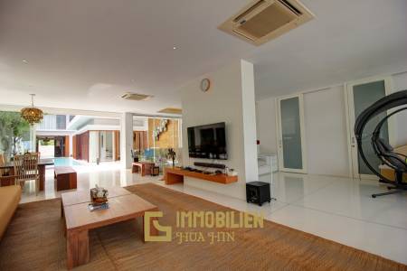 Absolute Beachfront – Modern Design 6 Bedroom Villa