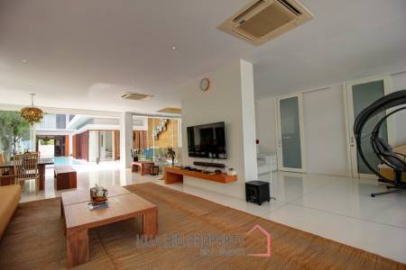 Absolute Beachfront – Modern Design 6 Bedroom Villa