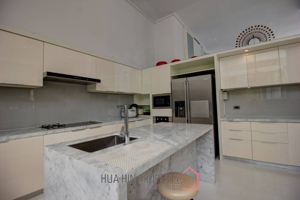 Absolute Beachfront – Modern Design 6 Bedroom Villa