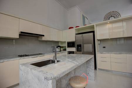Absolute Beachfront – Modern Design 6 Bedroom Villa