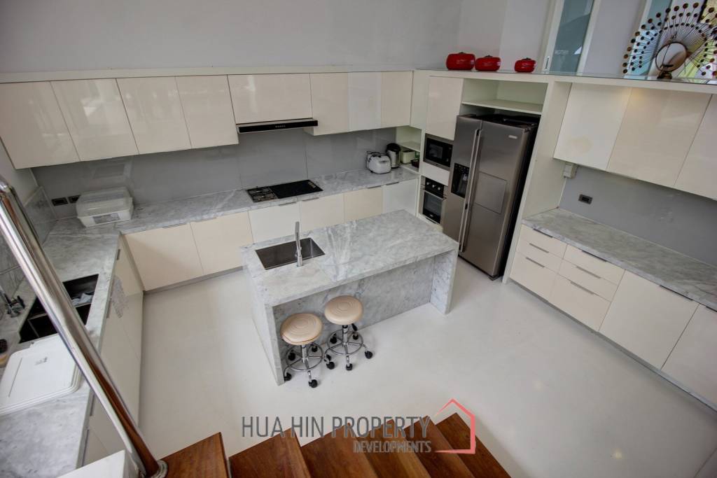Absolute Beachfront – Modern Design 6 Bedroom Villa