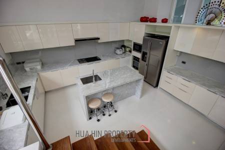 Absolute Beachfront – Modern Design 6 Bedroom Villa