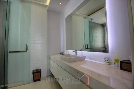 Absolute Beachfront – Modern Design 6 Bedroom Villa
