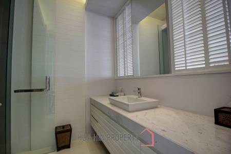 Absolute Beachfront – Modern Design 6 Bedroom Villa