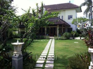 Tropical hideaway in Berawa