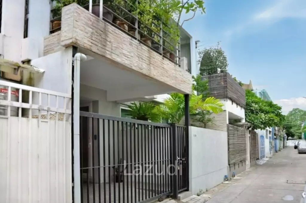 200 Sqm 3 Bed 2 Bath Townhouse in Ekkamai 12