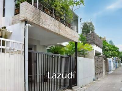 200 Sqm 3 Bed 2 Bath Townhouse in Ekkamai 12