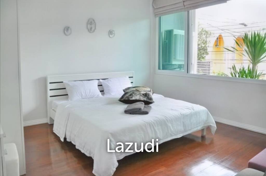 200 Sqm 3 Bed 2 Bath Townhouse in Ekkamai 12