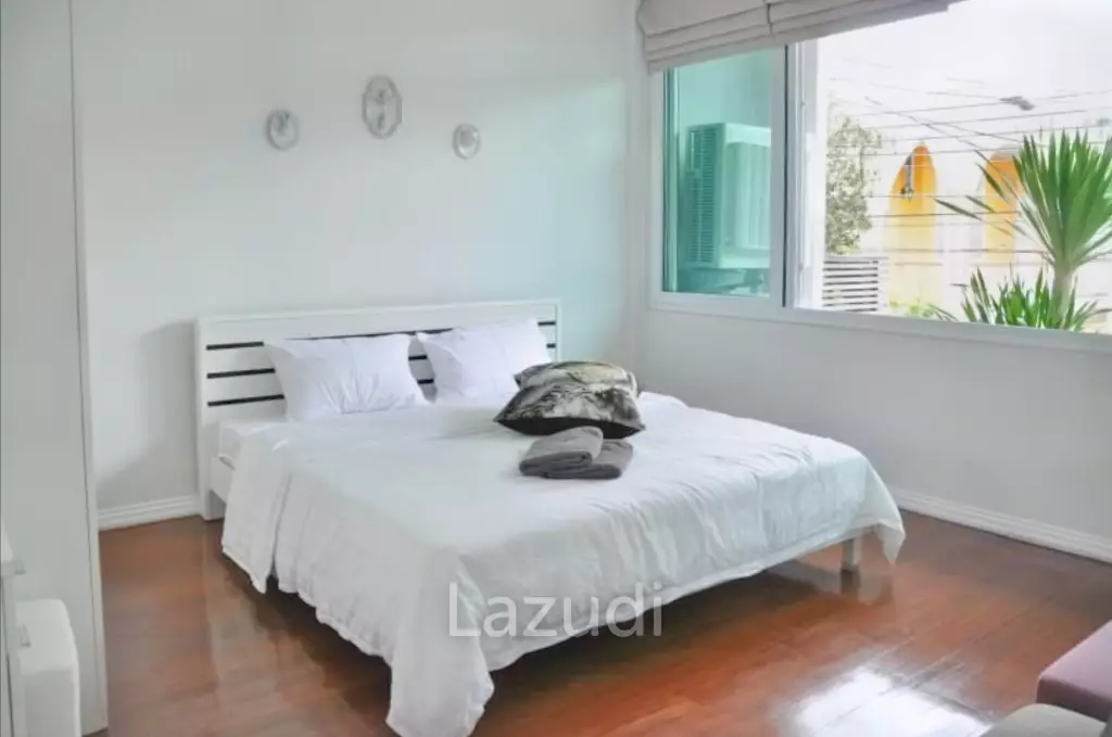 200 Sqm 3 Bed 2 Bath Townhouse in Ekkamai 12