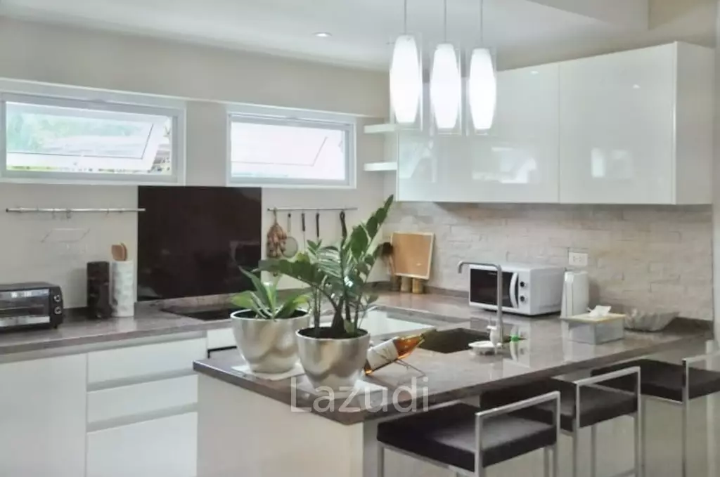 200 Sqm 3 Bed 2 Bath Townhouse in Ekkamai 12
