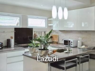 200 Sqm 3 Bed 2 Bath Townhouse in Ekkamai 12
