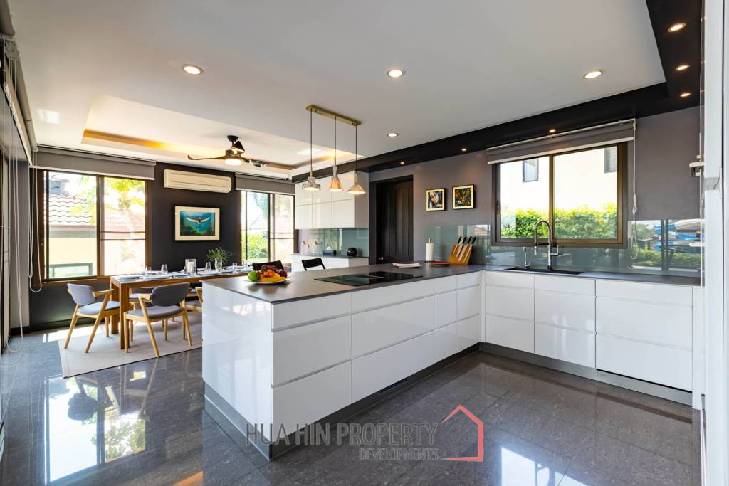 Stunning 5 Bedroom Pool Villa very Close to Central Hua Hin