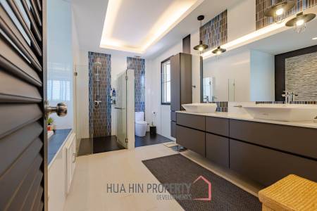 Stunning 5 Bedroom Pool Villa very Close to Central Hua Hin
