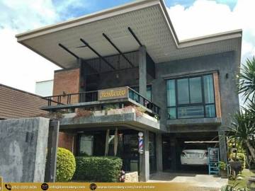 House for sale in a prime location in front of the school.