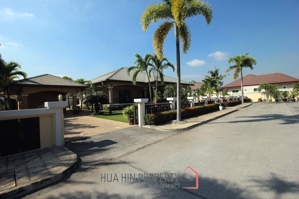 Spacious Holiday Home in Downtown Cha Am For Sale!