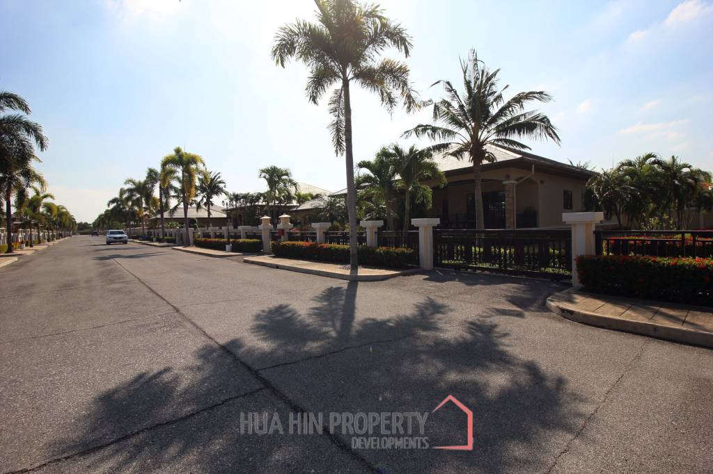 Spacious Holiday Home in Downtown Cha Am For Sale!