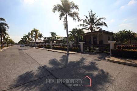 Spacious Holiday Home in Downtown Cha Am For Sale!