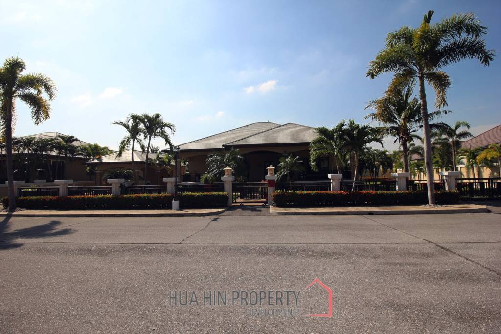 Spacious Holiday Home in Downtown Cha Am For Sale!