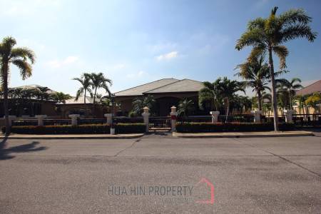 Spacious Holiday Home in Downtown Cha Am For Sale!