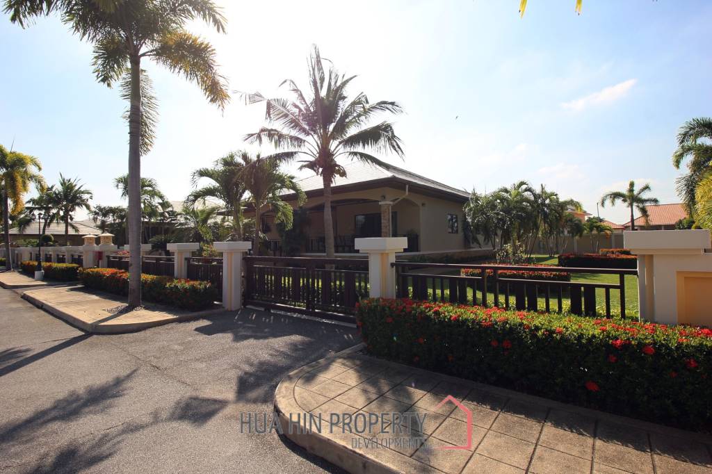 Spacious Holiday Home in Downtown Cha Am For Sale!