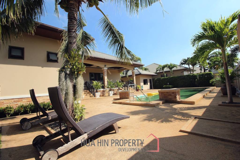 Spacious Holiday Home in Downtown Cha Am For Sale!