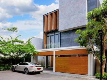 4 Bed 7 Bath Detached house for Sale 304 Sqm