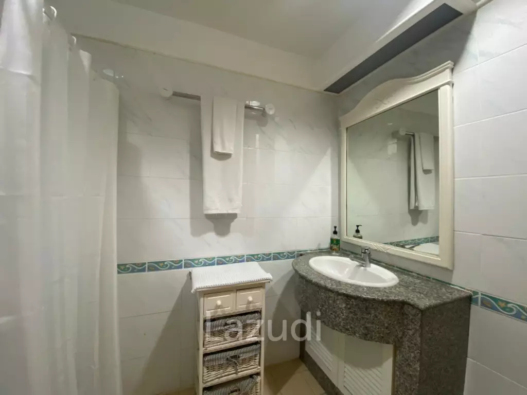 SPRINGFIELD BEACH CONDO : 2 bed beachfront condo with great views
