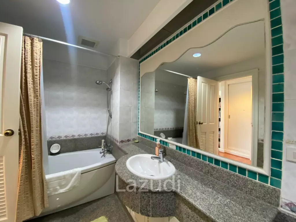 SPRINGFIELD BEACH CONDO : 2 bed beachfront condo with great views