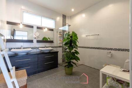 6 Bedroom Pool Villa for Sale – Great Investment Property
