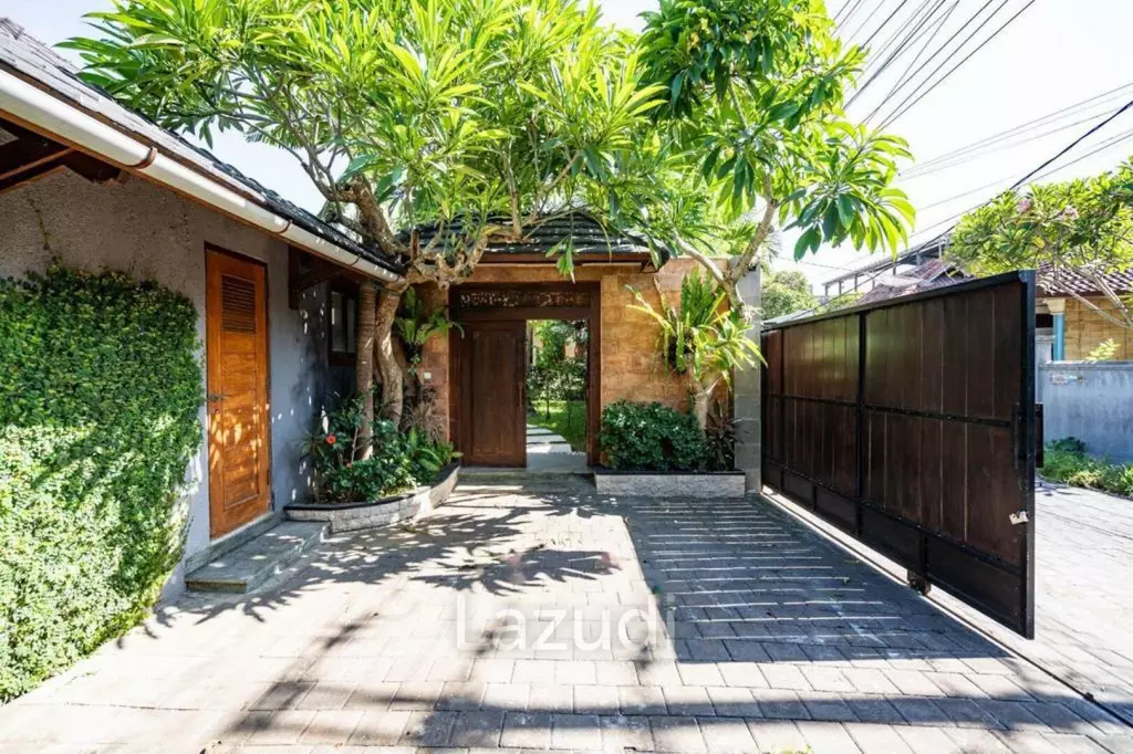 40 Years Lease 5 Bed Villa in Convenient Semer